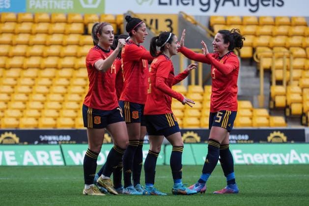 Wolverhampton, England, February Players celebrate after Alexia Putellas (14 Spain) scores the first goal during the Arnold Clark football match between Spain and Canada at Molineux Stadium in Wolverhampton, England Natalie Mincher SPP Spain v Canada - Arnold Clark Cup - Molineux Stadium 