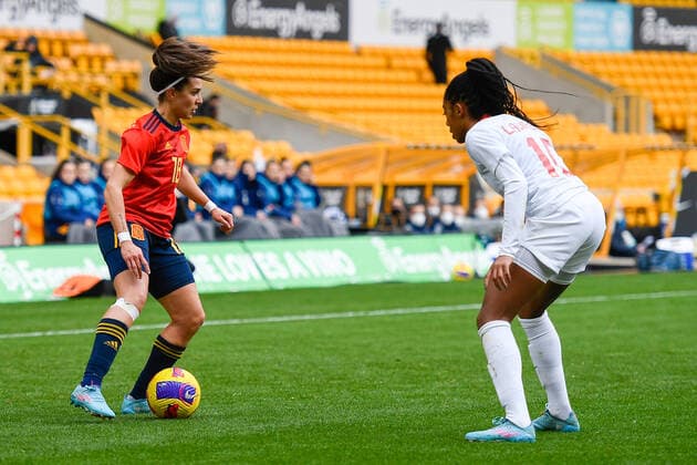 Spain Women v Canada Women Arnold Clark Cup Marta Cardona De Miguel of Spain Women takes on Ashley Lawrence of Canada Women during the Arnold Clark Cup match at Molineux, Wolverhampton Content Not Available For UK Newspapers Copyright: xWaynexTuckwellx FIL-16571-0032