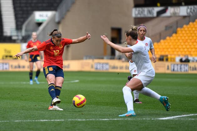 Sport Bilder des Tages Spain Women v Canada Women Arnold Clark Cup Patricia Guijarro GutiÃ rrez of Spain Women strikes the ball during the Arnold Clark Cup match at Molineux, Wolverhampton Content Not Available For UK Newspapers Copyright: xWaynexTuckwellx FIL-16571-0036