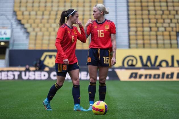 Wolverhampton, England, February Aitana Bonmati (6 Spain) and Maria (Mapi) Leon (16 Spain) stand over a free kick during the Arnold Clark football match between Spain and Canada at Molineux Stadium in Wolverhampton, England Natalie Mincher SPP Spain v Canada - Arnold Clark Cup - Molineux Stadium 