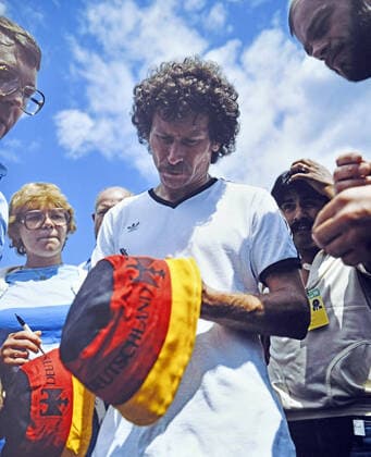 18.06.82 DFB Trainingscamp Gijon WM 1982 Spanien, Gijon, 18.06.1982, Fussball, FIFA WM 1982 in Spanien, DFB Trainingscamp in Gijon: Paul Breitner gibt Fans Autogramme. *** 18 06 82 DFB Training Camp Gijon World Cup 1982 Spain, Gijon, 18 06 1982, Football, FIFA World Cup 1982 in Spain, DFB Training Camp in Gijon Paul Breitner signs autographs for fans