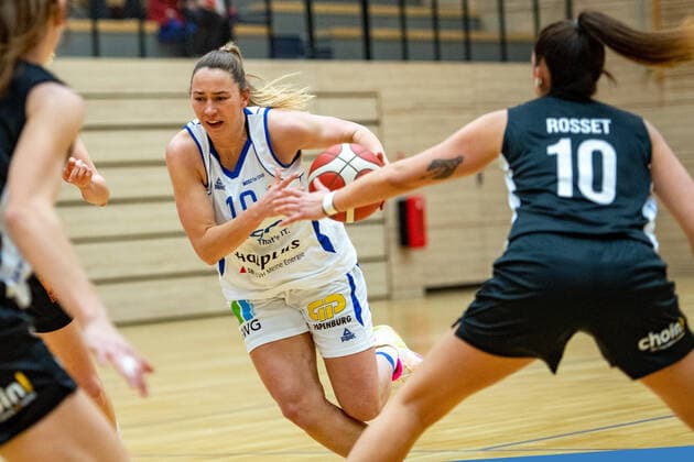 Halle, Germany 23 February 2022 1 BBL women 2021 2022 Gisa Lions SV Halle vs SNP BasCats USC Heidelberg v li in duel Barbora Kasparkova Halle and Macarena Rosset Heidelberg SWH arena Sachsen Anhalt Copyright: xFotostandx xxBallaschx