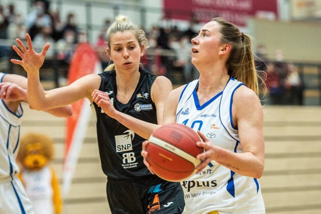 Halle, Germany 23 February 2022 1 BBL Women 2021 2022 Gisa Lions SV Halle vs SNP BasCats USC Heidelberg v li in duel Britta Daub Heidelberg and Barbora Kasparkova Halle SWH arena Saxony Anhalt Copyright: xFotostandx xxBallaschx