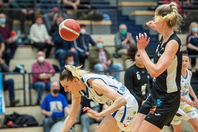 Halle, Germany 23 February 2022 1 BBL Women 2021 2022 Gisa Lions SV Halle vs SNP BasCats USC Heidelberg v li in duel Meret Kleine Beek Halle and Harriet Ottewill Soulsby Heidelberg SWH arena Sachsen Anhalt Copyright: xFotostandx xxBallaschx