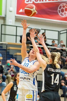 Halle, Germany 23 February 2022 1 BBL Women 2021 2022 Gisa Lions SV Halle vs SNP BasCats USC Heidelberg v li in duel Barbora Kasparkova Halle and Harriet Ottewill Soulsby Heidelberg SWH arena Sachsen Anhalt Copyright: xFotostandx xxBallaschx