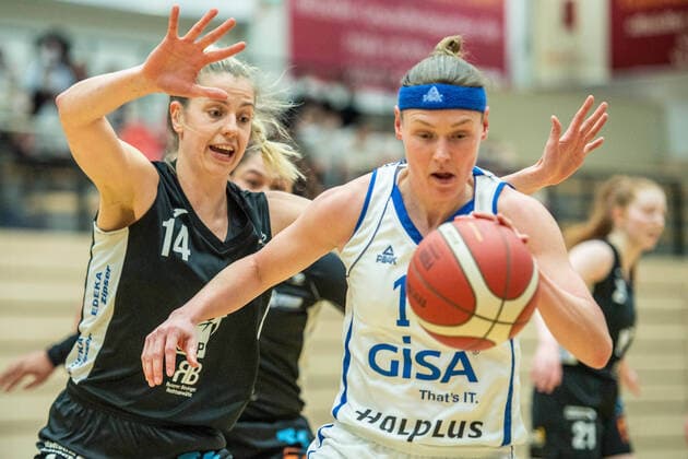 Halle, Germany 23 February 2022 1 BBL Women 2021 2022 Gisa Lions SV Halle vs SNP BasCats USC Heidelberg v li in duel Harriet Ottewill Soulsby Heidelberg and Rachael Vanderwal Halle SWH arena Sachsen Anhalt Copyright: xFotostandx xxBallaschx