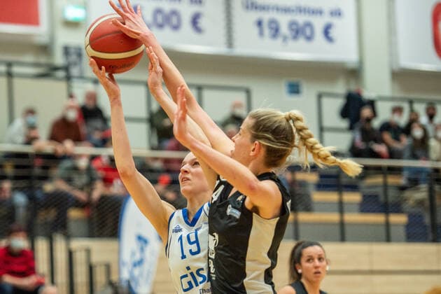 Halle, Germany 23 February 2022 1 BBL Women 2021 2022 Gisa Lions SV Halle vs SNP BasCats USC Heidelberg v li in duel Meret Kleine Beek Halle and Harriet Ottewill Soulsby Heidelberg SWH arena Sachsen Anhalt Copyright: xFotostandx xxBallaschx