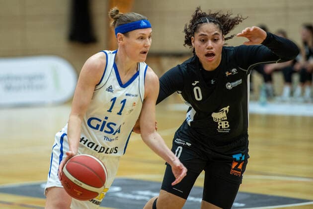 Halle, Germany 23 February 2022 1 BBL women 2021 2022 Gisa Lions SV Halle vs SNP BasCats USC Heidelberg v li in duel Rachael Vanderwal Halle and Brianna Jones Heidelberg SWH arena Sachsen Anhalt Copyright: xFotostandx xxBallaschx