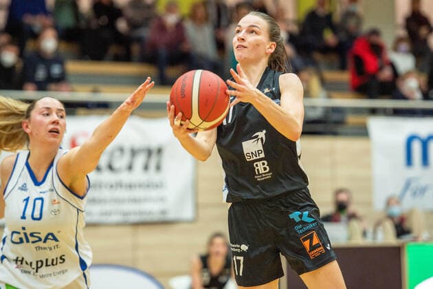 Halle, Germany 23 February 2022 1 BBL Women 2021 2022 Gisa Lions SV Halle vs SNP BasCats USC Heidelberg v li Barbora Kasparkova Halle and Britta Daub Heidelberg SWH arena Sachsen Anhalt Copyright: xFotostandx xxBallaschx