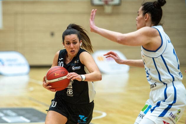 Halle, Germany 23 February 2022 1 BBL Women 2021 2022 Gisa Lions SV Halle vs SNP BasCats USC Heidelberg v li in duel Macarena Rosset Heidelberg and Devran Tanacan Halle SWH arena Saxony Anhalt Copyright: xFotostandx xxBallaschx