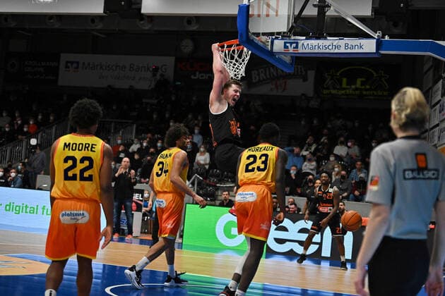 21 Till Iseman of Wiha Panthers makes dunking and shouting Phoenix Hagen vs Wiha Panthers, 2 Bundesliga, 2022 season, Wednesday 23 02 2022 Hagen. Copyright: xEibner-Pressfoto xAaronxBowserx Wiha_ABR