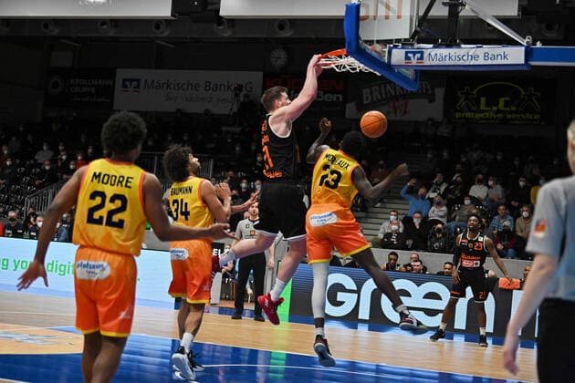 21 Till Iseman of Wiha Panthers makes dunking Phoenix Hagen vs Wiha Panthers, 2 Bundesliga, 2022 season, Wednesday 23 02 2022 Hagen. Copyright: xEibner-Pressfoto xAaronxBowserx Wiha_ABR