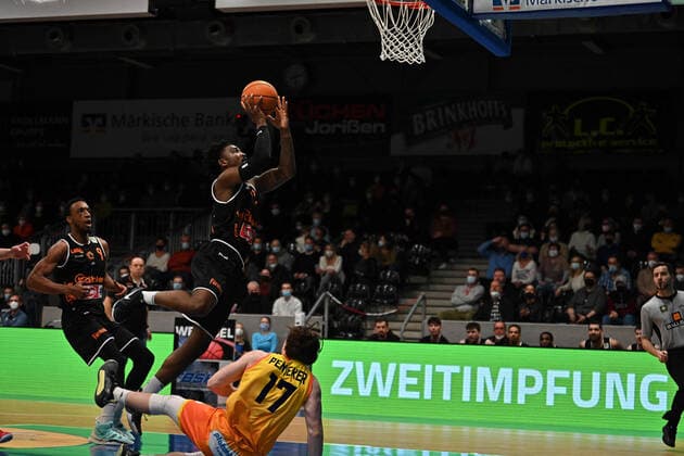 23 Raiquan Clark of Wiha panthers with the Korp uber 17 Erik penteker of Phoenix Phoenix Hagen vs Wiha Panthers, 2 Bundesliga, 2022 season, MIttwoch 23 02 2022 Hagen Copyright: xEibner-Pressfoto xAaronxBowserx Wiha_ABR