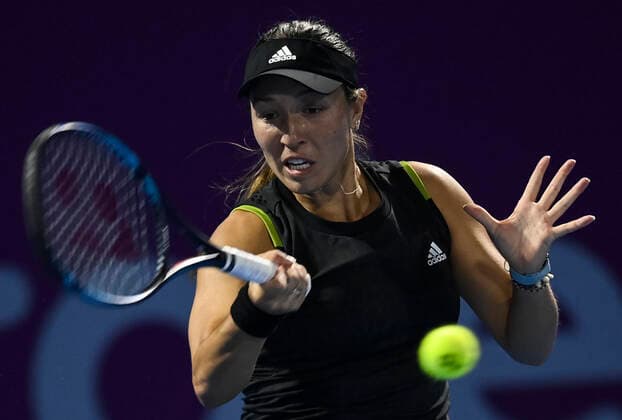 (220224) -- DOHA, Feb. 24, 2022 -- Jessica Pegula of the United States hits a return during the round of 16 match of WTA, Tennis Damen Qatar Open tennis tournament between Maria Sakkari of Greece and Jessica Pegula of the United States at the Khalifa International Tennis Complex in Doha, capital of Qatar, Feb. 23, 2022. (Photo by Xinhua) (SP)QATAR-DOHA-TENNIS-QATAR OPEN-ROUND OF 16 Nikku 