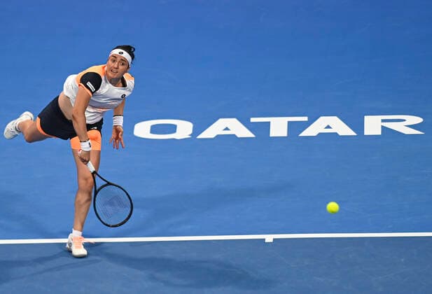 (220224) -- DOHA, Feb. 24, 2022 -- Ons Jabeur of Tunisia serves during the round of 16 match of WTA, Tennis Damen Qatar Open tennis tournament between Ons Jabeur of Tunisia and Tereza Martincova of the Czech Republic at the Khalifa International Tennis Complex in Doha, capital of Qatar, Feb. 23, 2022. (Photo by Xinhua) (SP)QATAR-DOHA-TENNIS-QATAR OPEN-ROUND OF 16 Nikku 