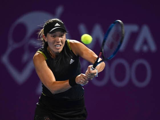 (220224) -- DOHA, Feb. 24, 2022 -- Jessica Pegula of the United States hits a return during the round of 16 match of WTA, Tennis Damen Qatar Open tennis tournament between Maria Sakkari of Greece and Jessica Pegula of the United States at the Khalifa International Tennis Complex in Doha, capital of Qatar, Feb. 23, 2022. (Photo by Xinhua) (SP)QATAR-DOHA-TENNIS-QATAR OPEN-ROUND OF 16 Nikku 