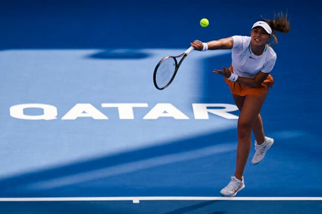 (220224) -- DOHA, Feb. 24, 2022 -- Paula Badosa of Spain serves during the round of 16th WTA, Tennis Damen Qatar Open tennis tournament match against Cori Gauff of United States at the Khalifa International Tennis Complex in Doha, capital of Qatar, on Feb. 23, 2022. (Photo by Xinhua) (SP)QATAR-DOHA-TENNIS-WTA QATAR OPEN-DAY 6 Nikku 