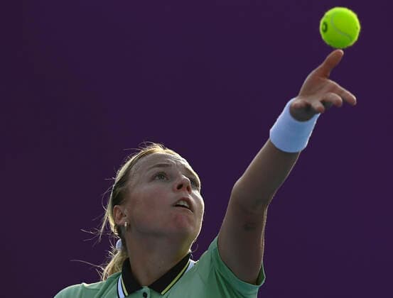 (220224) -- DOHA, Feb. 24, 2022 -- Anett Kontaveit of Estonia serves during the round of 16 match of WTA, Tennis Damen Qatar Open tennis tournament between Elise Mertens of Belgium and Anett Kontaveit of Estonia at the Khalifa International Tennis Complex in Doha, capital of Qatar, Feb. 23, 2022. (Photo by Xinhua) (SP)QATAR-DOHA-TENNIS-QATAR OPEN-ROUND OF 16 Nikku 