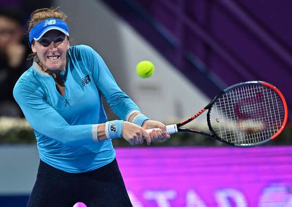 (220224) -- DOHA, Feb. 24, 2022 -- Madison Brengle of the United States hits a return during the round of 16 match of WTA, Tennis Damen Qatar Open tennis tournament between Garbine Muguruza of Spain and Madison Brengle of the United States at the Khalifa International Tennis Complex in Doha, capital of Qatar, Feb. 23, 2022. (Photo by Xinhua) (SP)QATAR-DOHA-TENNIS-QATAR OPEN-ROUND OF 16 Nikku 