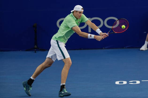 (220224) -- ACAPULCO, Feb. 24, 2022 -- John Isner of the United States hits a return during the men s singles round of 16 match between Cameron Norrie of Great Britain and John Isner of the United States at the 2022 ATP, Tennis Herren Mexican Open tennis tournament in Acapulco, Mexico, Feb. 23, 2022. (Photo by Xinhua) (SP)MEXICO-ACAPULCO-TENNIS-ATP-MEXICAN OPEN-ROUND OF 16 FranciscoxCanedo 