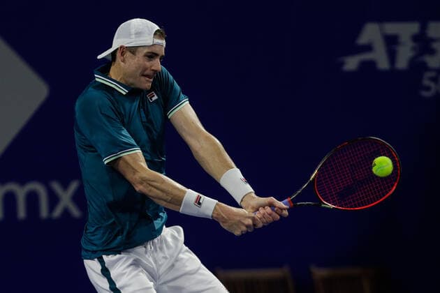 (220224) -- ACAPULCO, Feb. 24, 2022 -- John Isner of the United States hits a return during the men s singles round of 16 match between Cameron Norrie of Great Britain and John Isner of the United States at the 2022 ATP, Tennis Herren Mexican Open tennis tournament in Acapulco, Mexico, Feb. 23, 2022. (Photo by Xinhua) (SP)MEXICO-ACAPULCO-TENNIS-ATP-MEXICAN OPEN-ROUND OF 16 FranciscoxCanedo 
