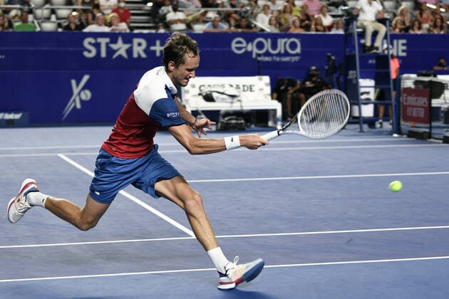 (220224) -- ACAPULCO, Feb. 24, 2022 -- Daniil Medvedev of Russia hits a return during the men s singles round of 16 match between Daniil Medvedev of Russia and Pablo Andujar of Spain at the 2022 ATP, Tennis Herren Mexican Open tennis tournament in Acapulco, Mexico, Feb. 23, 2022. ) (SP)MEXICO-ACAPULCO-TENNIS-ATP-MEXICAN OPEN-ROUND OF 16 XinxYuewei 