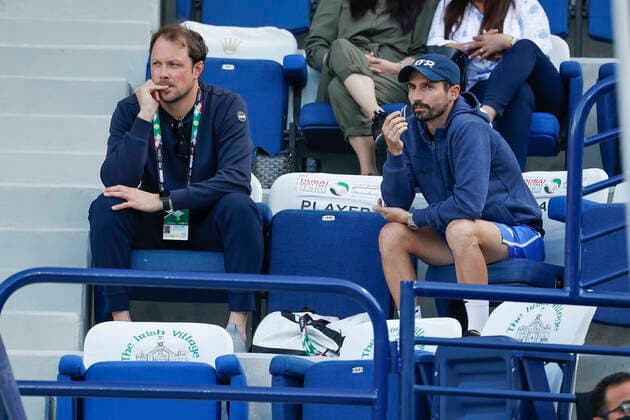Jannik Sinner Team auf der Tribuene, L-R Manager Alex Vittur und Trainer, coach Simone Vagnozzi Tennis - Dubai Duty Free Tennis Championships - ATP, Tennis Herren - Dubai Duty Free Tennis Stadium - Dubai - - United Arab Emirates - 24 February 2022. Copyright: xJuergenxHasenkopfx