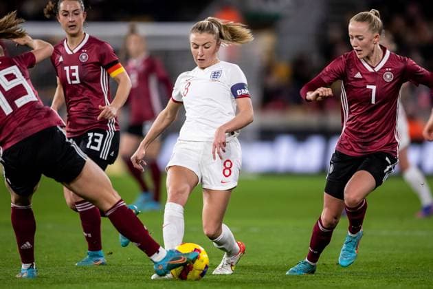 England Women v Germany Women Arnold Clark Cup 23 02 2022. England defender Leah Williamson (c) (8) runs forward during the Arnold Clark Cup match between England Women and Germany Women at Molineux, Wolverhampton, England on 23 February 2022. Editorial use only , Copyright: xManjitxNarotrax PSI-14720-0128