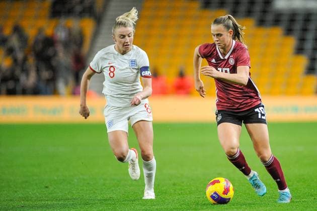 Wolverhampton, England, February Klara Buehl (19 Germany) takes on Leah Williamson (8 England) during the Arnold Clark Cup football match between England & Germany at Molineux Stadium in Wolverhampton, England. Karl W Newton SPP England v Germany - Arnold Clark Cup - Molineux stadium 