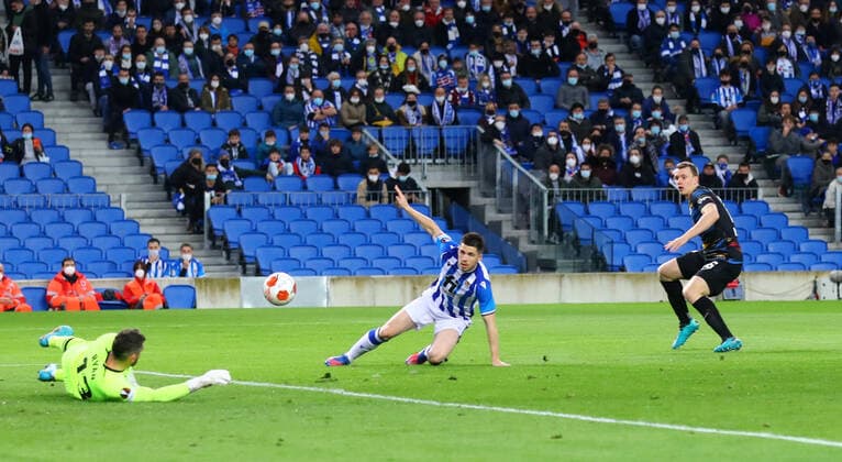 San Sebastian RB Leipzig 24 02 2022 Donostia San Sebastian, 24 02 2022, Estadio Anoeta, Football, UEFA Europa League, Play Off Rückspiel , Real Sociedad San Sebastian ESP vs RB Leipzig GER , In picture Chance RB Leipzig Lukas Klostermann 16, RB Leipzig in Spanish Strfraum , UEFA regulations prohibit any use of photographs as image sequences and or quasi video , Picture Point