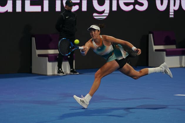 Doha, 24.02.2022 TENIS ZIEMNY KOBIET TURNIEJ WTA, Tennis Damen 1000 DOHA QATAR TOTAL ENERGIES OPEN TENNIS WOMEN TOURNAMENT WTA 1000 DOHA QATAR TOTAL ENERGIES OPEN NZ Garbine Muguruza Jelena Ostapenko FOT. Dominik Buszek 400mm NEWSPIX.PL --- Newspix.pl  20220224_BUSZEK_108