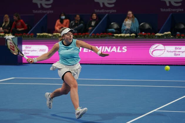 Doha, 24.02.2022 TENIS ZIEMNY KOBIET TURNIEJ WTA, Tennis Damen 1000 DOHA QATAR TOTAL ENERGIES OPEN TENNIS WOMEN TOURNAMENT WTA 1000 DOHA QATAR TOTAL ENERGIES OPEN NZ Garbine Muguruza Jelena Ostapenko FOT. Dominik Buszek 400mm NEWSPIX.PL --- Newspix.pl  20220224_BUSZEK_118