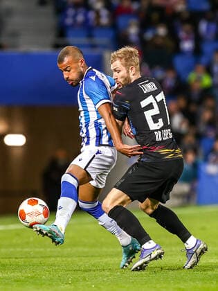 Konrad Laimer RB Leipzig, 27 in duel against Rafael Alcantara Real Sociedad, 17 , ESP, Real Sociedad vs RB Leipzig, UEFA Europa League Play Offs, Spielzeit 2021 2022, 24 02 2022, DFB DFL regulations prohibit any use of photographs as image sequences and or quasi video , ESP, Real Sociedad vs RB Leipzig, UEFA Europa League Play Offs, Spielzeit 2021 2022, 24 02 2022 San Sebastian Copyright: xEibner-Pressefoto GabrielxBoiax EP_EEP