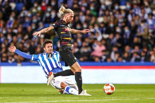 Kevin Kampl RB Leipzig, 44 in duel against Martin Zubimendi Ibanez Real Sociedad, 03 , ESP, Real Sociedad vs RB Leipzig, UEFA Europa League Play Offs, season 2021 2022, 24 02 2022, DFB DFL regulations prohibit any use of photographs as image sequences and or quasi video , ESP, Real Sociedad vs RB Leipzig, UEFA Europa League Play Offs, season 2021 2022, 24 02 2022 San Sebastian Copyright: xEibner-Pressefoto GabrielxBoiax EP_EEP
