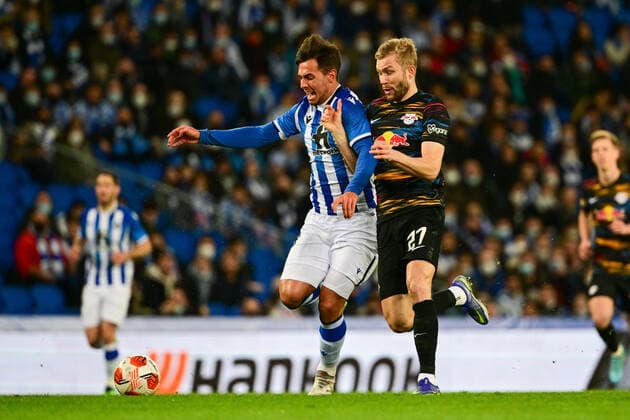 Martin Zubimendi 3 San Sebastian one-on-one, action, with Konrad Laimer 27 Leipzig , Real Sociedad vs RB Leipzig, Europa League, PLayoff second leg, 24 02 2022 Copyright: xkolbert-press MarcxNiemeyerx