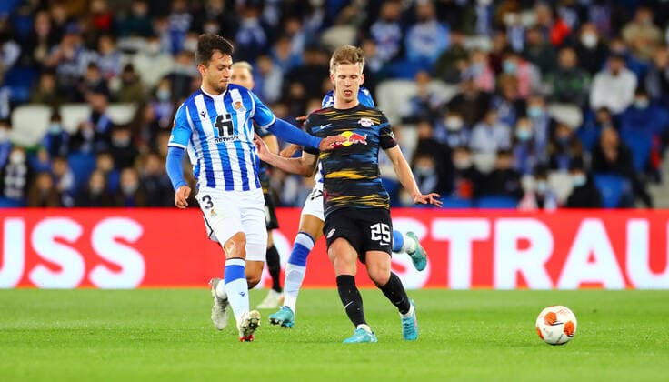 San Sebastian RB Leipzig 24 02 2022 Donostia San Sebastian, 24 02 2022, Estadio Anoeta, Football, UEFA Europa League, Play Off Rückspiel , Real Sociedad San Sebastian ESP vs RB Leipzig GER , Im Bild v l Martin Zubimendi 3, San Sebastian , Dani Olmo 25, RB Leipzig , UEFA regulations prohibit any use of photographs as image sequences and or quasi video , Picture Point