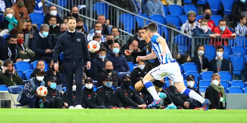 San Sebastian RB Leipzig 24 02 2022 Donostia San Sebastian, 24 02 2022, Estadio Anoeta, Football, UEFA Europa League, Play Off Rückspiel , Real Sociedad San Sebastian ESP vs RB Leipzig GER , In picture coach Domenico Tedesco, RB Leipzig, watching Andre Silva 33, RB Leipzig , UEFA regulations prohibit any use of photographs as image sequences and or quasi video , Picture Point