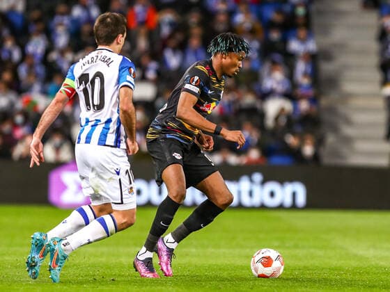 Mohamed Simakan RB Leipzig, 02 in duel against Mikel Oyarzabal Ugarte Real Sociedad, 10 , ESP, Real Sociedad vs RB Leipzig, UEFA Europa League Play Offs, season 2021 2022, 24 02 2022, DFB DFL regulations prohibit any use of photographs as image sequences and or quasi video , ESP, Real Sociedad vs RB Leipzig, UEFA Europa League Play Offs, season 2021 2022, 24 02 2022 San Sebastian Copyright: xEibner-Pressefoto GabrielxBoiax EP_EEP