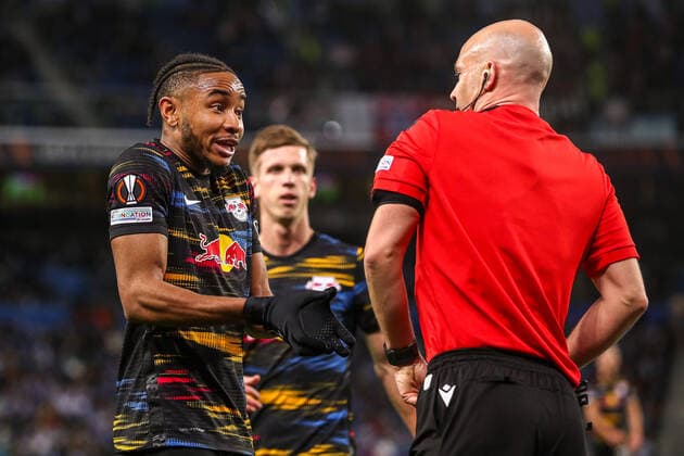 Christopher Nkunku RB Leipzig, 18 and Anthony Taylor referee , ESP, Real Sociedad vs RB Leipzig, UEFA Europa League Play Offs, Spielzeit 2021 2022, 24 02 2022, DFB DFL regulations prohibit any use of photographs as image sequences and or quasi video , ESP, Real Sociedad vs RB Leipzig, UEFA Europa League Play Offs, Spielzeit 2021 2022, 24 02 2022 San Sebastian Copyright: xEibner-Pressefoto GabrielxBoiax EP_EEP