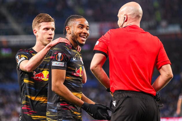 Christopher Nkunku RB Leipzig, 18 and Anthony Taylor referee , ESP, Real Sociedad vs RB Leipzig, UEFA Europa League Play Offs, Spielzeit 2021 2022, 24 02 2022, DFB DFL regulations prohibit any use of photographs as image sequences and or quasi video , ESP, Real Sociedad vs RB Leipzig, UEFA Europa League Play Offs, Spielzeit 2021 2022, 24 02 2022 San Sebastian Copyright: xEibner-Pressefoto GabrielxBoiax EP_EEP