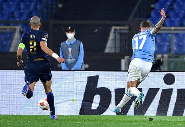February 24, 2022, ROME: SS Lazio s Ciro Immobile (R) scores the 1-0 goal during the UEFA Europa League playoff second leg soccer match between SS Lazio-FC Porto at the Olimpico stadium in Rome, Italy, 24 February 2022. ANSA ETTORE FERRARI. Lazio vs Porto  - ZUMAa110 20220224_zaf_a110_061 Copyright: xEttorexFerrarix