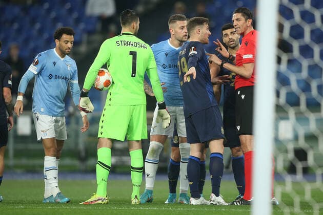 Rome, Italy - 24.02.2022: TONI MARTINEZ (PORTO) PROTEST WITH REFEREE Deniz Aytekin in the UEFA Europa League Knockout Round Play-Offs Leg One soccer match between SS Lazio and Porto, at Olympic Stadium in Rome.  Copyright: xMarcoxIacobuccix xipa-agency.netx xMarcoxIacobuccix 0