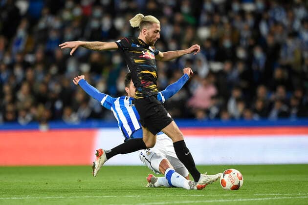 ESP: Real Sociedad - RB Leipzig. UEFA Europa League Kevin Kampl of RB Leipzig and Martin Zubimendi of Real Sociedad during the UEFA Europa League match, round of 32 between Real Sociedad v RB Leipzig played at Reale Arena Stadium on February 24, 2022 in San Sebastian, Spain. (Cesar Ortiz PRESSINPHOTO) kpng Copyright: xCesarxOrtizx xPRESSINPHOTOx PS_220224_012