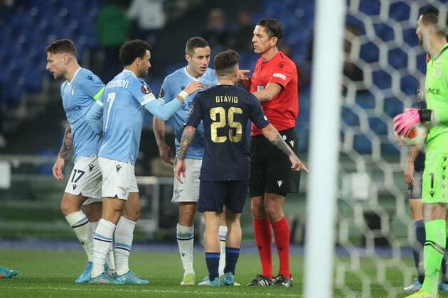 Rome, Italy - 24.02.2022: OTAVIO (PORTO) PROTEST WITH REFEREE Deniz Aytekin in the UEFA Europa League Knockout Round Play-Offs Leg One soccer match between SS Lazio and Porto, at Olympic Stadium in Rome.  Copyright: xMarcoxIacobuccix xipa-agency.netx xMarcoxIacobuccix 0