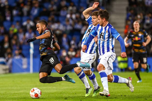 Christopher Nkunku RB Leipzig, 18 in duel against Aihen Munoz Real Sociedad, 12 , ESP, Real Sociedad vs RB Leipzig, UEFA Europa League Play Offs, Spielzeit 2021 2022, 24 02 2022, DFB DFL regulations prohibit any use of photographs as image sequences and or quasi video , ESP, Real Sociedad vs RB Leipzig, UEFA Europa League Play Offs, Spielzeit 2021 2022, 24 02 2022 San Sebastian Copyright: xEibner-Pressefoto GabrielxBoiax EP_EEP
