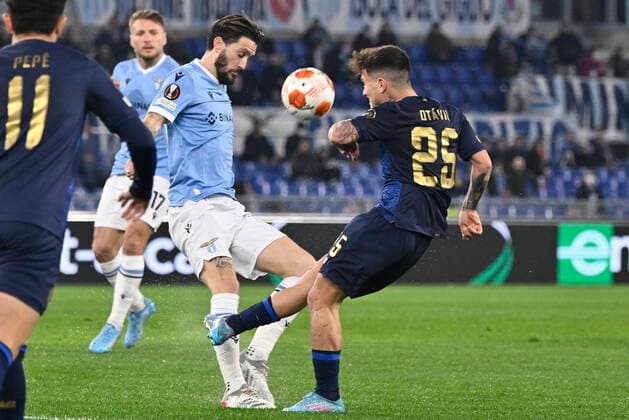 Photo Fabrizio Corradetti LaPresse February 24st 2022 Roma (Italy) Soccer Lazio - Porto Europa League 2021-2022 Play Off return - Olimpico Stadium of Roma In the pic: Luis Alberto (SS Lazio) Otavio (FC Porto)  Copyright: xFabrizioxCorradettix xLaPressex
