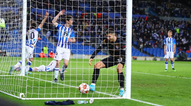 San Sebastian RB Leipzig 24 02 2022 Donostia San Sebastian, 24 02 2022, Estadio Anoeta, Football, UEFA Europa League, Play Off Rückspiel , Real Sociedad San Sebastian ESP vs RB Leipzig GER , In the picture Foulelmeter for RB Leipzig Andre Silva 33, RB Leipzig misses the Strfstross Willi Orban 4, RB Leipzig converts in the Nachschuss , UEFA regulations prohibit any use of photographs as image sequences and or quasi video , Picture Point