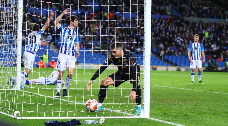 San Sebastian RB Leipzig 24 02 2022 Donostia San Sebastian, 24 02 2022, Estadio Anoeta, Football, UEFA Europa League, Play Off Rückspiel , Real Sociedad San Sebastian ESP vs RB Leipzig GER , In the picture Foulelmeter for RB Leipzig Andre Silva 33, RB Leipzig misses the Strfstross Willi Orban 4, RB Leipzig converts in the Nachschuss , UEFA regulations prohibit any use of photographs as image sequences and or quasi video , Picture Point