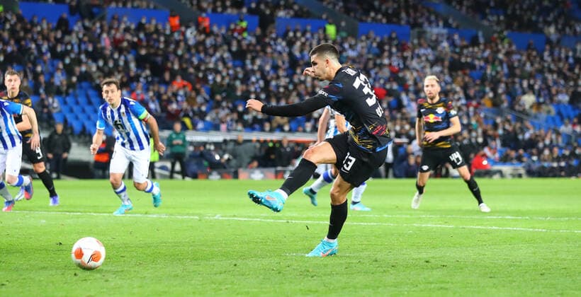 San Sebastian RB Leipzig 24 02 2022 Donostia San Sebastian, 24 02 2022, Estadio Anoeta, Football, UEFA Europa League, Play Off Rückspiel , Real Sociedad San Sebastian ESP vs RB Leipzig GER , In the picture Foulelmeter for RB Leipzig Andre Silva 33, RB Leipzig misses the Strfstross Willi Orban 4, RB Leipzig converts in the Nachschuss , UEFA regulations prohibit any use of photographs as image sequences and or quasi video , Picture Point