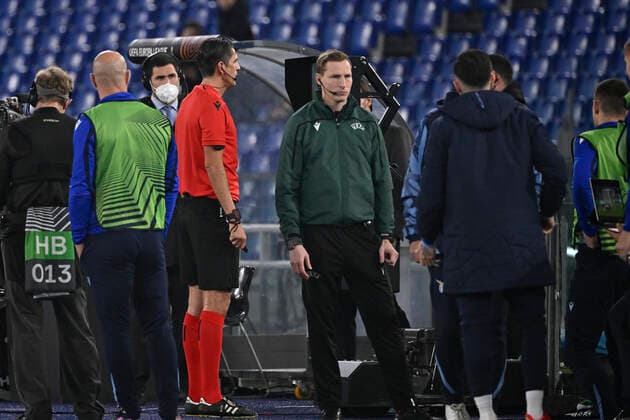 Photo Fabrizio Corradetti LaPresse February 24st 2022 Roma (Italy) Soccer Lazio - Porto Europa League 2021-2022 Play Off return - Olimpico Stadium of Roma In the pic:Deniz Aytekin check VAR  Copyright: xFabrizioxCorradettix xLaPressex